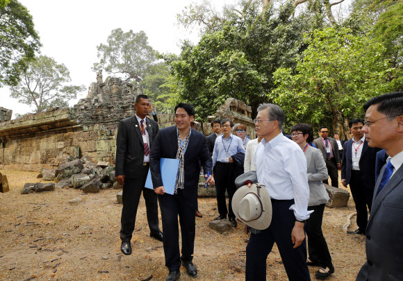 캄보디아를 국빈 방문 중인 문재인 대통령이 16일 오전(현지시간) 캄보디아 시엠레아프(시엠립)의 프레아피투 사원을 둘러보고 있다. 프레아피투 사원은 앙코르 왕조의 주요 유산으로 코이카의 주도로 복원 사업이 진행되고 있다. 2019.3.16  연합뉴스