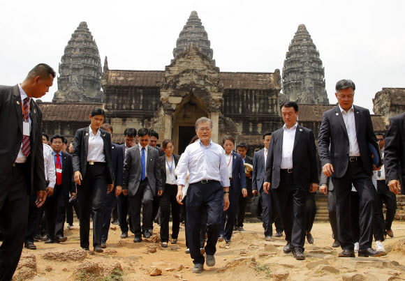 캄보디아를 국빈 방문 중인 문재인 대통령이 16일 오전(현지시간) 캄보디아 시엠레아프(시엠립)에 있는 세계문화유산 앙코르와트를 둘러본 뒤 나오고 있다. 문 대통령의 앙코르와트 방문은 캄보디아 정부의 요청으로 이뤄졌다. 2019.3.16  연합뉴스