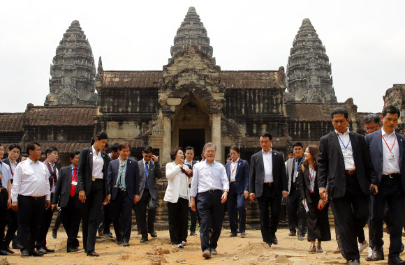 캄보디아를 국빈 방문 중인 문재인 대통령과 부인 김정숙 여사가 16일 오전(현지시간) 캄보디아 시엠레아프(시엠립)에 있는 세계문화유산 앙코르와트를 둘러본 뒤 나오고 있다. 문 대통령의 앙코르와트 방문은 캄보디아 정부의 요청으로 이뤄졌다. 2019.3.16  연합뉴스