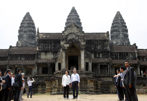 캄보디아를 국빈 방문 중인 문재인 대통령과 부인 김정숙 여사가 16일 오전(현지시간) 캄보디아 시엠레아프(시엠립)에 있는 세계문화유산 앙코르와트를 둘러본 뒤 기념촬영을 하고 있다. 문 대통령의 앙코르와트 방문은 캄보디아 정부의 요청으로 이뤄졌다. 2019.3.16  연합뉴스