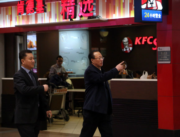 중국의 최대 정치 행사인 양회(전국인민대표대회와 전국인민정치협상회의) 기간인 지난 12일 북한 고위급으로 추정되는 인사가 일행을 이끌고 베이징(北京)에 방문한 가운데 16일 북한 방문단이 닷새간의 일정을 마치고 귀국길에 올랐다. 북한 방문단이 2차 북미 정상회담이 성과 없이 끝난 상황에서 방중하자 북한이 중국에 회담 결과를 설명하기 위해 대표단을 급파했거나 경제 참관단일 가능성 등 추측이 제기된 바 있다. 사진은 탑승 수속을 밟으러 가는 북한 관계자들. 2019.3.16  연합뉴스