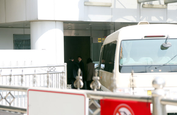 중국의 최대 정치 행사인 양회(전국인민대표대회와 전국인민정치협상회의) 기간인 지난 12일 북한 고위급으로 추정되는 인사가 일행을 이끌고 베이징(北京)에 방문한 가운데 16일 북한 방문단이 닷새간의 일정을 마치고 귀국길에 올랐다. 북한 방문단이 2차 북미 정상회담이 성과 없이 끝난 상황에서 방중하자 북한이 중국에 회담 결과를 설명하기 위해 대표단을 급파했거나 경제 참관단일 가능성 등 추측이 제기된 바 있다. 사진은 탑승 수속을 밟으러 가는 북한 관계자들. 2019.3.16  연합뉴스