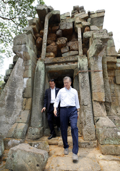 캄보디아를 국빈 방문 중인 문재인 대통령과 부인 김정숙 여사가 16일 오전(현지시간) 캄보디아 시엠레아프(시엠립)의 프레아피투 사원을 방문해 둘러 보고 있다. 프레아피투 사원은 앙코르 왕조의 주요 유산으로 코이카의 주도로 복원 사업이 진행되고 있다. 2019.3.16  연합뉴스