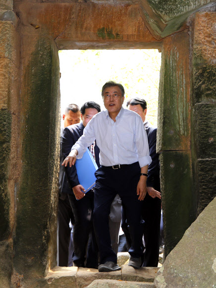 캄보디아를 국빈 방문 중인 문재인 대통령과 부인 김정숙 여사가 16일 오전(현지시간) 캄보디아 시엠레아프(시엠립)의 프레아피투 사원을 들러보고 있다. 프레아피투 사원은 앙코르 왕조의 주요 유산으로 코이카의 주도로 복원 사업이 진행되고 있다. 2019.3.16  연합뉴스