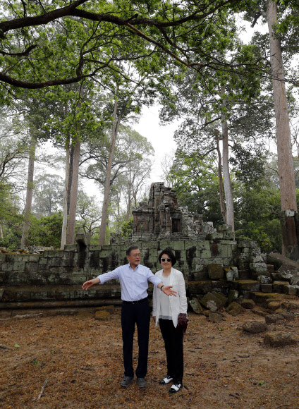캄보디아를 국빈 방문 중인 문재인 대통령과 부인 김정숙 여사가 16일 오전(현지시간) 캄보디아 시엠레아프(시엠립)의 프레아피투 사원을 들러보고 있다. 프레아피투 사원은 앙코르 왕조의 주요 유산으로 코이카의 주도로 복원 사업이 진행되고 있다. 2019.3.16  연합뉴스