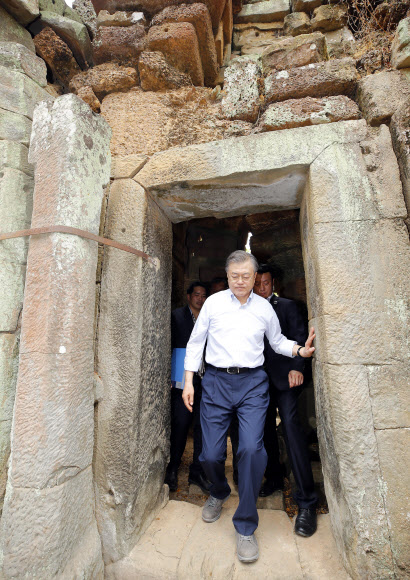 캄보디아를 국빈 방문 중인 문재인 대통령과 부인 김정숙 여사가 16일 오전(현지시간) 캄보디아 시엠레아프(시엠립)의 프레아피투 사원을 들러보고 있다. 프레아피투 사원은 앙코르 왕조의 주요 유산으로 코이카의 주도로 복원 사업이 진행되고 있다. 2019.3.16  연합뉴스