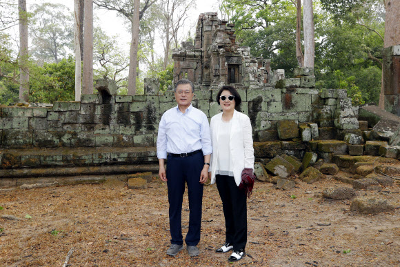 캄보디아를 국빈 방문 중인 문재인 대통령과 부인 김정숙 여사가 16일 오전(현지시간) 캄보디아 시엠레아프(시엠립)의 프레아피투 사원을 들러보고 있다. 프레아피투 사원은 앙코르 왕조의 주요 유산으로 코이카의 주도로 복원 사업이 진행되고 있다. 2019.3.16  연합뉴스