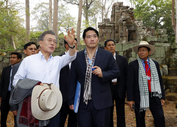 캄보디아를 국빈 방문 중인 문재인 대통령과 부인 김정숙 여사가 16일 오전(현지시간) 캄보디아 시엠레아프(시엠립)의 프레아피투 사원을 들러보고 있다. 프레아피투 사원은 앙코르 왕조의 주요 유산으로 코이카의 주도로 복원 사업이 진행되고 있다. 2019.3.16  연합뉴스