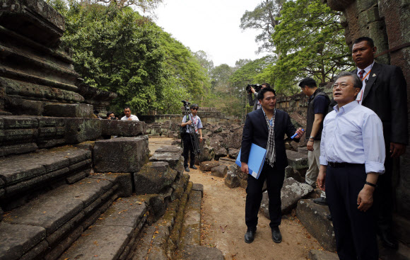 캄보디아를 국빈 방문 중인 문재인 대통령과 부인 김정숙 여사가 16일 오전(현지시간) 캄보디아 시엠레아프(시엠립)의 프레아피투 사원에서 김지서 문화재 복원사업 팀장의 설명을 듣고 있다. 프레아피투 사원은 앙코르 왕조의 주요 유산으로 코이카의 주도로 복원 사업이 진행되고 있다. 2019.3.16  연합뉴스