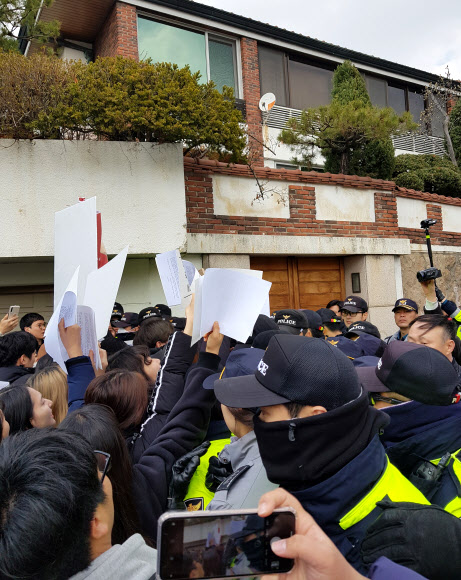 16일 오후 서울 서대문구 연희동 전두환 전 대통령 자택 앞에서 한국대학생진보연합 소속 대학생들이 기자회견을 열고 5·18 민주화운동과 관련해 고(故) 조비오 신부의 명예를 훼손한 혐의로 재판을 받는 전 전 대통령을 규탄하고 대국민 사과를 요구하고 있다. 2019.3.16  연합뉴스