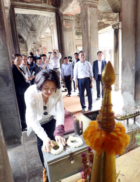 문재인 대통령과 김정숙 여사가 16일 오후(현지시간) 캄보디아 시엠립 앙코르 와트 내부에 마련된 불상에 헌화하고 있다. 2019.3.16  연합뉴스