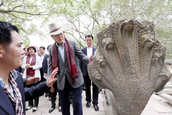 문재인 대통령과 김정숙 여사가 16일 오후(현지시간) 캄보디아 시엠립 프레아피투 사원을 둘러보고 있다. 2019.3.16  연합뉴스