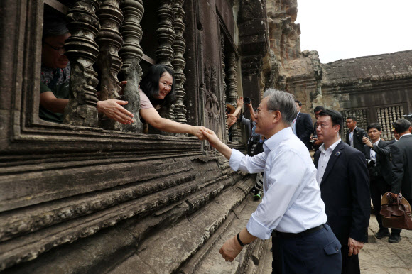 캄보디아를 국빈 방문 중인 문재인 대통령이 16일 오전(현지시간) 캄보디아 시엠레아프(시엠립)에 있는 세계문화유산 앙코르와트를 둘러보던 중 한국인 관광객과 인사를 나누고 있다. 2019.3.16  연합뉴스
