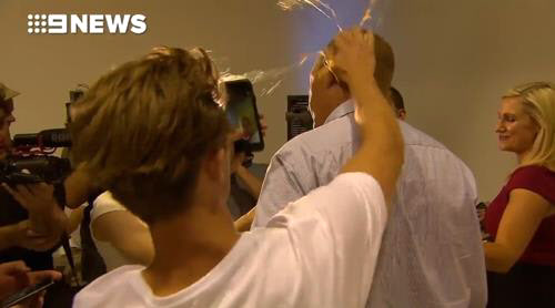 “총격테러, 무슬림 이민 탓” 발언에 날계란 던진 10대 소년