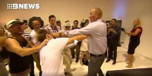 “총격테러, 무슬림 이민 탓” 발언에 날계란 던진 10대 소년