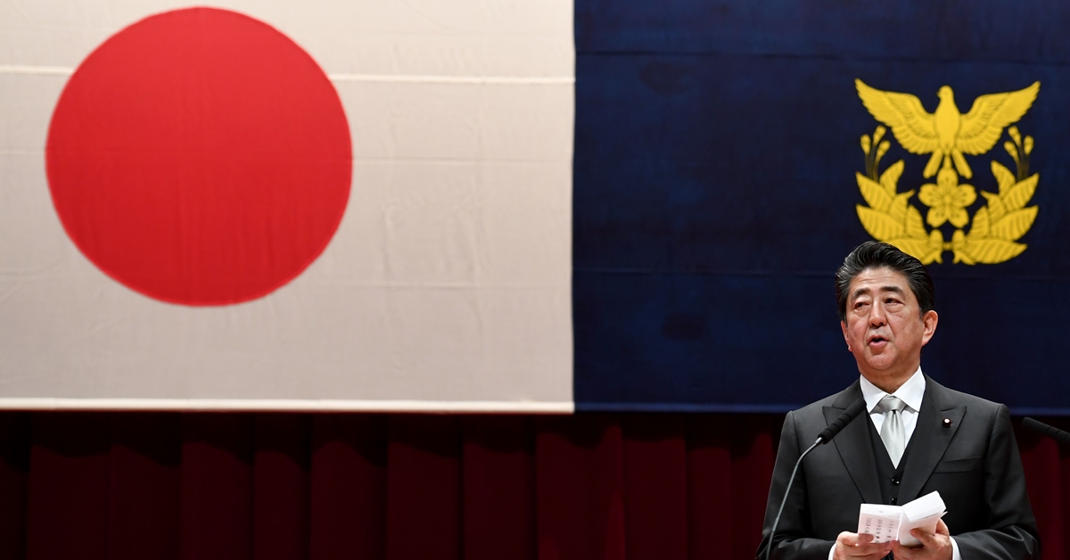 아베 신조 일본 총리가 17일 방위대 졸업식에 참석해 훈시를 하고 있다. AFP 연합뉴스