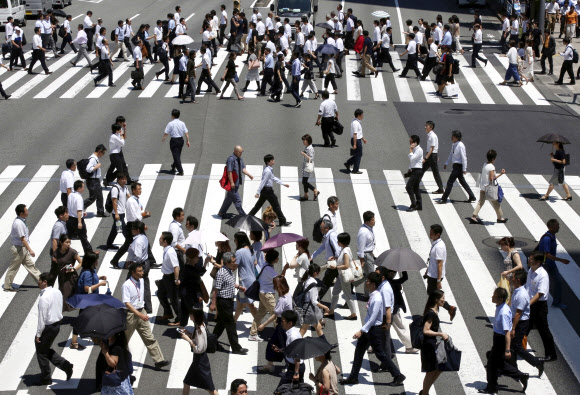 분주하게 횡단보도를 걷는 일본 도쿄 시민들. 2019.3.17. 로이터 연합뉴스