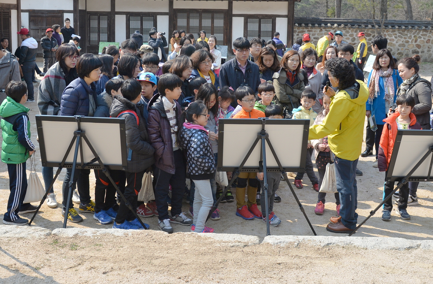 윤순영 이사장이 장릉에서 원앙모이주기와 사진전을 갖고 학생들에게 설명하고 있다.