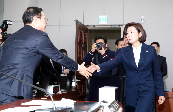 홍영표-나경원 ‘어색한 인사’