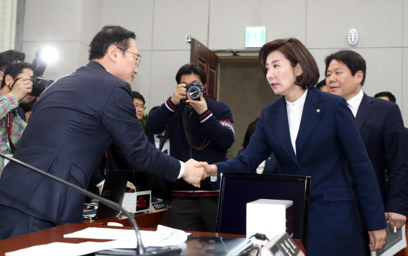 홍영표-나경원 ‘어색한 인사’