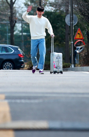 멀리서 손 흔드는 손흥민