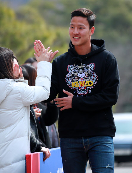 하이파이브 권경원