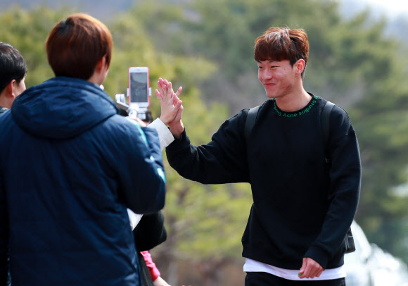 황의조 ‘해피 하이파이브’