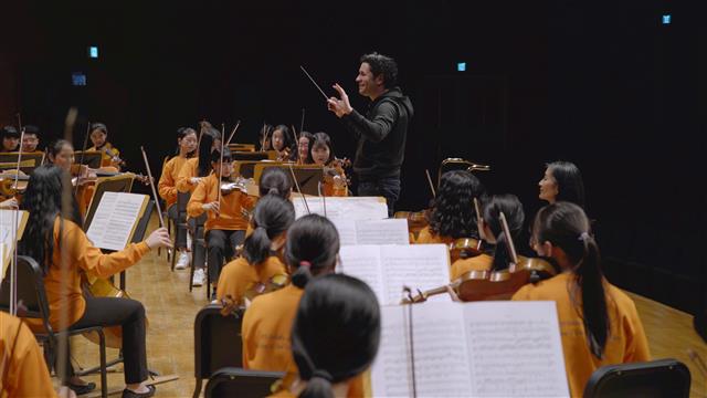 서울 예술의전당에서 구스타보 두다멜 로스앤젤레스(LA)필하모닉 음악감독과 함께 진행된 ‘꿈의 오케스트라’ 음악캠프 공개리허설 현장.  LA필하모닉 제공