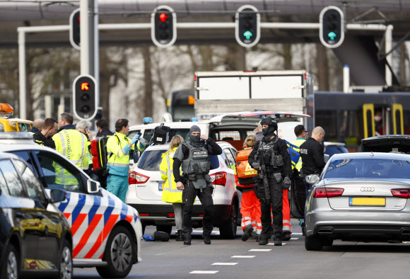네덜란드 위트레흐트 총격현장에 배치된 무장경찰