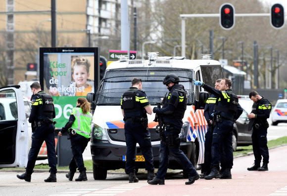 네덜란드 경찰 병력이 18일(현지시간) 총격 사건이 일어난 위트레흐트 시내에서 추가 공격에 대비하며 주변 지역의 보안을 강화하고 있다.  위트레흐트 로이터 연합뉴스