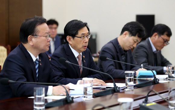 박상기(왼쪽 두 번째) 법무부 장관<br>청와대 제공/연합뉴스