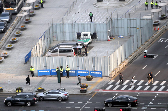 19일 오전 서울 광화문광장 내 세월호 분향소가 있던 자리에 추모 전시공간 조성 공사를 위해 안전펜스가 설치돼 있다. 2019.3.19  연합뉴스