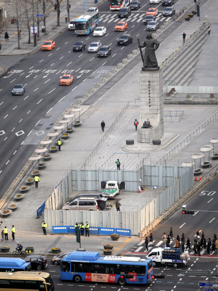 19일 오전 서울 광화문광장 내 세월호 분향소가 있던 자리에 추모 전시공간 조성 공사를 위해 안전펜스가 설치돼 있다. 2019.3.19  연합뉴스