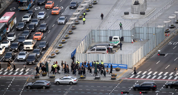 19일 오전 서울 광화문광장 내 세월호 분향소가 있던 자리에 추모 전시공간 조성 공사를 위해 안전펜스가 설치돼 있다. 2019.3.19  연합뉴스
