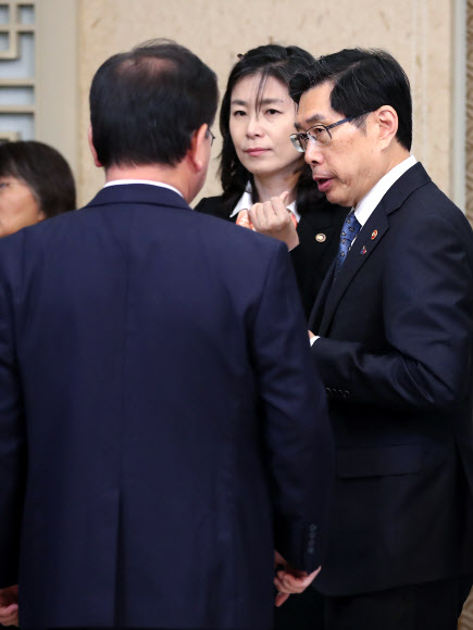 대화하는 법무부 장관과 행정안전부 장관