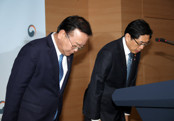 박상기 법무부 장관과 김부겸 행정안전부 장관이 19일 정부서울청사에서 과거사위원회 활동 및 버닝썬 수사 관련 법무부-행안부 합동 긴급 기자회견을 하기 전 고개숙여 인사하고 있다. 2019.3.19  연합뉴스