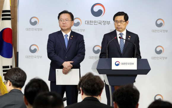 박상기 법무부 장관(오른쪽)과 김부겸 행정안전부 장관이 19일 정부서울청사에서 과거사위원회 활동 및 버닝썬 수사 관련 법무부-행안부 합동 긴급 기자회견을 하고 있다. 2019.3.19  연합뉴스