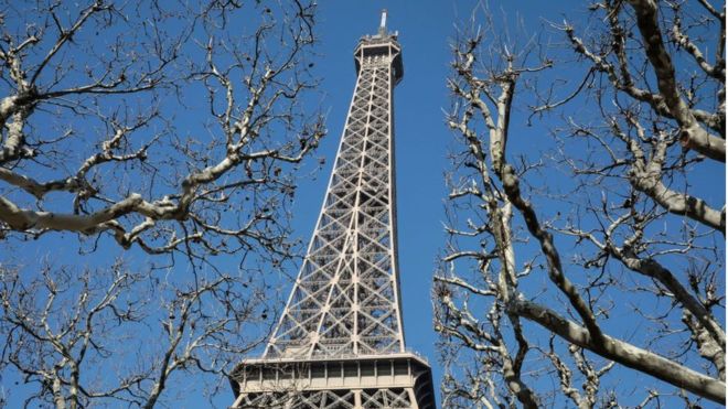 이코노미스트의 연례 조사 결과 공동 1위로 뽑힌 프랑스 파리의 상징 에펠탑.  AFP 자료사진