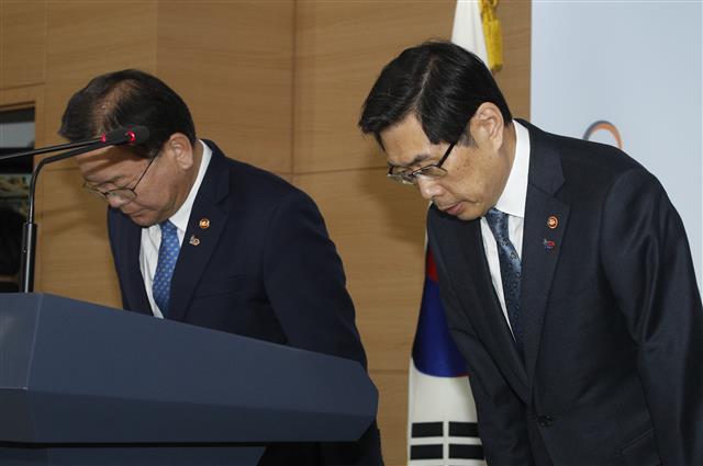 박상기 법무부 장관(오른쪽) 과 김부겸 행정안전부 장관이 19일 오전 서울 종로구 정부서울청사에서 과거사위원회 활동 및 버닝썬 수사 관련 법무부-행안부 합동 브리핑에 입장해 인사하고 있다. 박 법무장관은 김학의 전 법무부 차관 사건, 장자연 리스트 사건, 용산지역 철거사건에 대해 “검찰과거사위원회가 건의한 대로 활동기간을 2개월간 연장하기로 했다”며 “고위공직자범죄수사처(공수처)가 설치돼 이같은 일들의 진실이 제때 밝혀질 수 있도록 최선을 다하겠다”고 밝혔다. 김 행안부장관은 버닝썬 사건과 관련 국민들을 향해 “불법행위를 근절해야 할 일부 경찰관의 유착 의혹까지 불거진 데 대해 깊은 사과의 말씀을 드린다”며 “경찰관 유착 비위가 사실로 밝혀질 경우 지위 고하를 막론하고 엄벌에 처하겠다”고 말했다. 2019.3.19 뉴스1