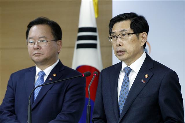 박상기 법무부 장관이 19일 오전 서울 종로구 정부서울청사에서 열린 과거사위원회 활동 및 버닝썬 수사 관련 법무부-행안부 합동 브리핑에서 과거사위 관련 발표하고 있다. 왼쪽은 김부겸 행정안전부 장관. 박 법무장관은 김학의 전 법무부 차관 사건, 장자연 리스트 사건, 용산지역 철거사건에 대해 “검찰과거사위원회가 건의한 대로 활동기간을 2개월간 연장하기로 했다”며 “고위공직자범죄수사처(공수처)가 설치돼 이같은 일들의 진실이 제때 밝혀질 수 있도록 최선을 다하겠다”고 밝혔다. 김 행안장관은 버닝썬 사건과 관련 국민들을 향해 “불법행위를 근절해야 할 일부 경찰관의 유착 의혹까지 불거진 데 대해 깊은 사과의 말씀을 드린다”며 “경찰관 유착 비위가 사실로 밝혀질 경우 지위 고하를 막론하고 엄벌에 처하겠다”고 말했다. 2019.3.19 뉴스1