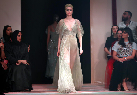 모델이 18일(현지시간) 아랍에미레이트 두바이에서 열린 ‘2019 봄/여름 오트쿠튀르 패션쇼’중 크리스챤 디올 컬렉션을 선보이고 있다. AFP 연합뉴스