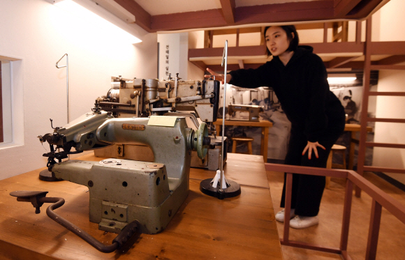 19일 정식 개관을 하루 앞둔 서울 종로구 아름다운청년 전태일기념관에서 관계자가 전시실을 둘러보고 있다.2019. 3 .19.  박윤슬 기자 seul@seoul.co.kr