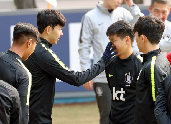손흥민이 이강인에게 19일 오후 경기도 파주시 축구대표팀트레이닝센터(NFC)에서 훈련 전 장난치고 있다. 2019.3.19  연합뉴스