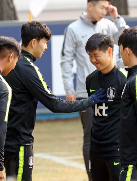 손흥민(왼쪽)이 이강인에게 19일 오후 경기도 파주시 축구대표팀트레이닝센터(NFC)에서 훈련 전 장난치고 있다. 2019.3.19  연합뉴스