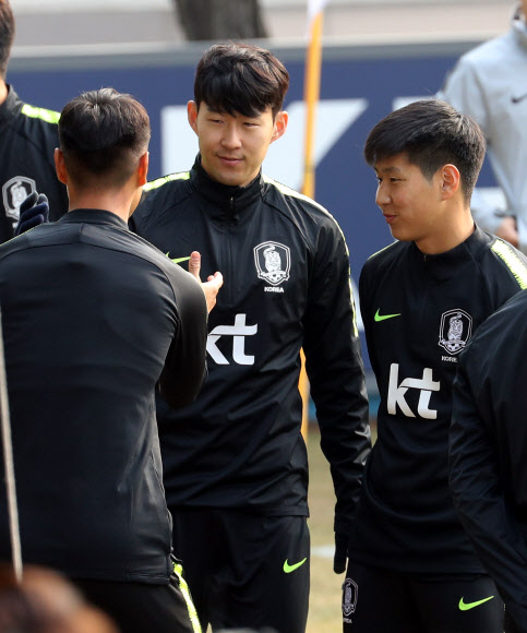 19일 오후 경기도 파주시 축구대표팀트레이닝센터(NFC)에서 대표팀에 합류한 백승호가 훈련전 손흥민과 인사를 나누고 있다. 오른쪽은 이강인. 2019.3.19  연합뉴스