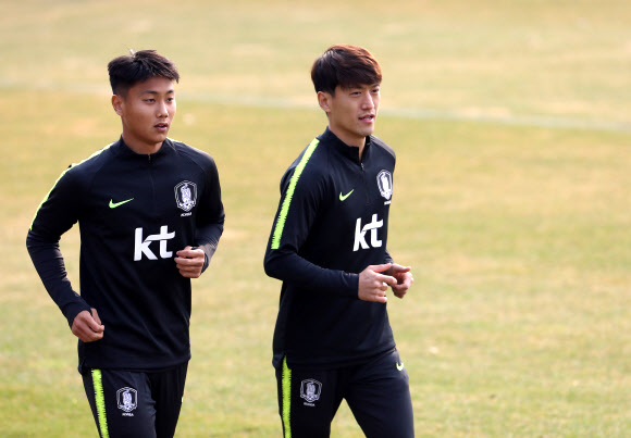 19일 오후 경기도 파주시 축구대표팀트레이닝센터(NFC)에서 백승호(왼쪽)와 이청용이 3월 A매치(국가대표팀 간 경기)를 앞두고 훈련하고 있다. 2019.3.19  연합뉴스