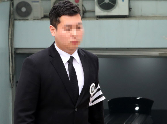 부모가 피살돼 장례 절차를 위해 일시적으로 구속 상태에서 풀려난 ‘청담동 주식 부자’ 이희진(33) 씨가 20일 오전 경기도 안양의 한 장례식장에서 발인을 마치고 장지로 이동하기 위해 나오고 있다. 2019.3.20  연합뉴스