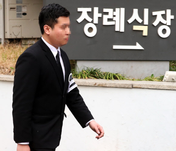 부모가 피살돼 장례 절차를 위해 일시적으로 구속 상태에서 풀려난 ‘청담동 주식 부자’ 이희진(33) 씨가 20일 오전 경기도 안양의 한 장례식장에서 발인을 마치고 장지로 이동하기 위해 나오고 있다. 2019.3.20  연합뉴스