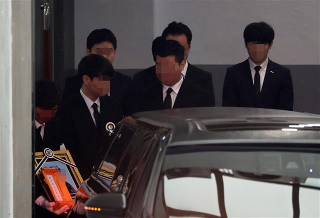 불법 주식거래와 투자유치 혐의로 구속기소 된 ‘청담동 주식 부자’ 이희진씨(33)가 20일 오후 경기도 안양시 한림대학교 성심병원 장례식장에서 유가족들과 함께 부모의 발인을 마치고 장지로 이동하고 있다. 2019.3.20 뉴스1