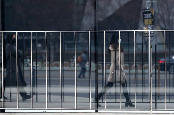 초미세먼지 주의보가 발령된 20일 오전 서울 시청역 인근에서 시민들이 마스크를 착용한 채 출근길을 재촉하고 있다. 2019.3.20  연합뉴스